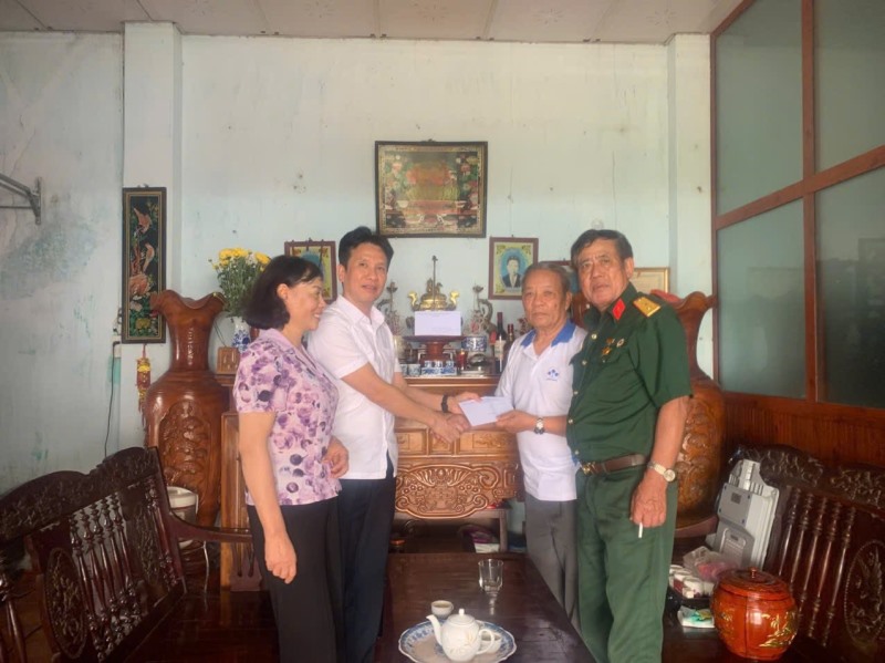 Phường Tuần Châu thăm hỏi, tặng quà cho các cá nhân tiêu biểu là người có công với cách mạng năm 2025