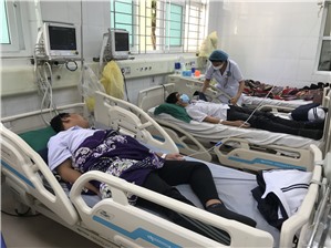 Ăn kẹo không rõ nguồn gốc, 13 học sinh nhập viện