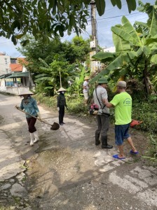 Nhân dân phường Tuần Châu ra quân vệ sinh môi trường chuẩn bị cho Ngày hội Đại đoàn kết toàn dân tộc.