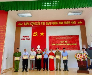 PHƯỜNG TUẦN CHÂU TƯNG BỪNG NGÀY HỘI "TOÀN DÂN BẢO VỆ AN NINH TỔ QUỐC" NĂM 2022