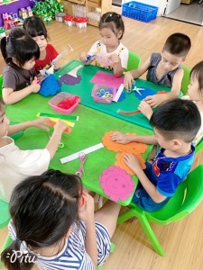 Trường Mầm Non Tuần Châu tổ chức cho học sinh tham gia hoạt động trải nghiệm làm đồ chơi tự tạo.