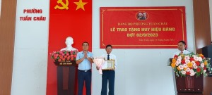 Phường Tuần Châu: Trao tặng Huy hiệu Đảng đợt 02/9/2023