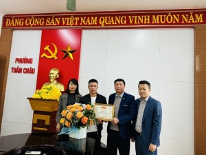 Đảng ủy HĐND, UBND Phường Tuần Châu, lãnh đạo phường Tuần Châu trao tặng giấy khen “Gương người tốt, việc tốt"