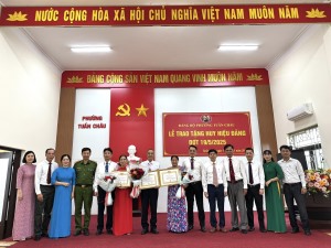 LỄ TRAO TẶNG HUY HIỆU ĐẢNG ĐỢT 19/05/2025