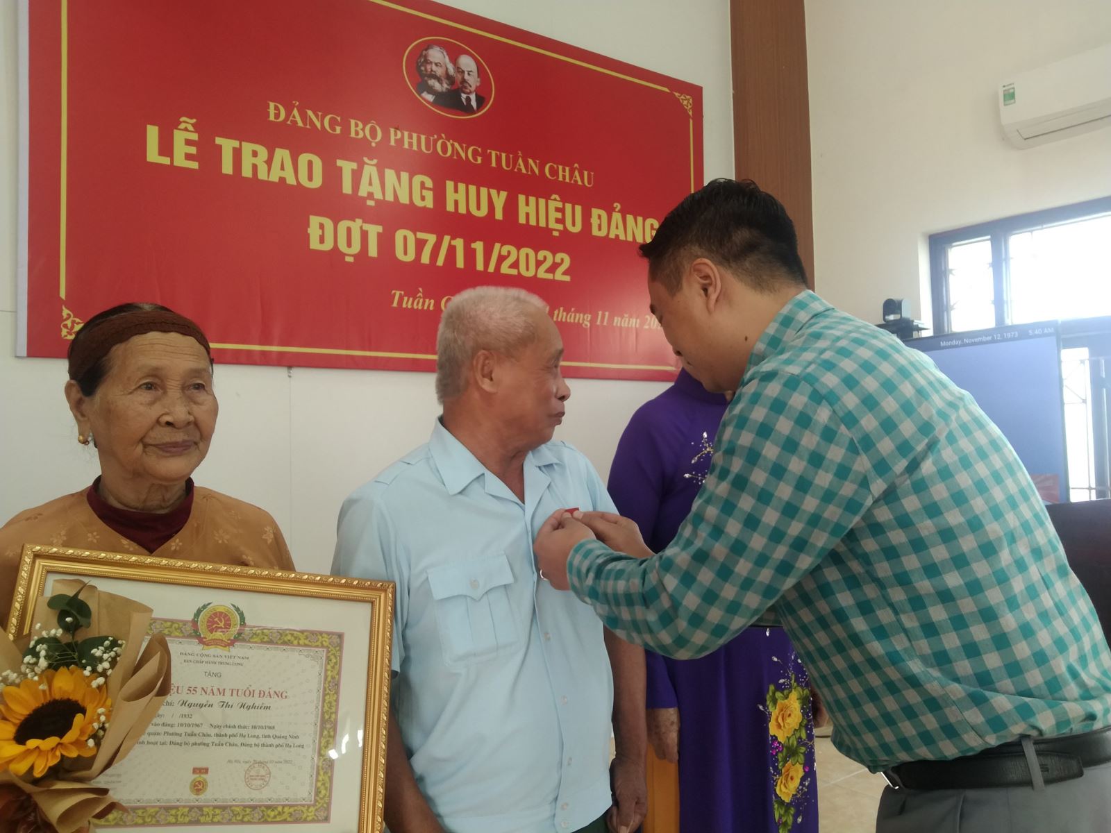 Đồng chí Bí thư Đảng ủy phường trao huy hiệu 55 năm cho Đảng viên 