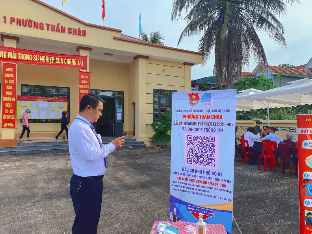 Đồng chí Lê Việt Hải kiểm tra mã QR-CODE tại các điểm bầu cử Trưởng khu phố