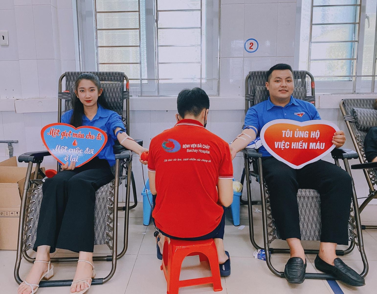 Bí thư và Phó Bí thư Đoàn THCS Hồ Chí Minh tham gia chương trình Hiến máu tình nguyện