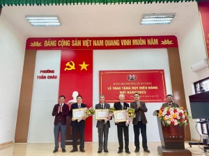  Lễ trao tặng huy hiệu Đảng đợt 03/02/2023